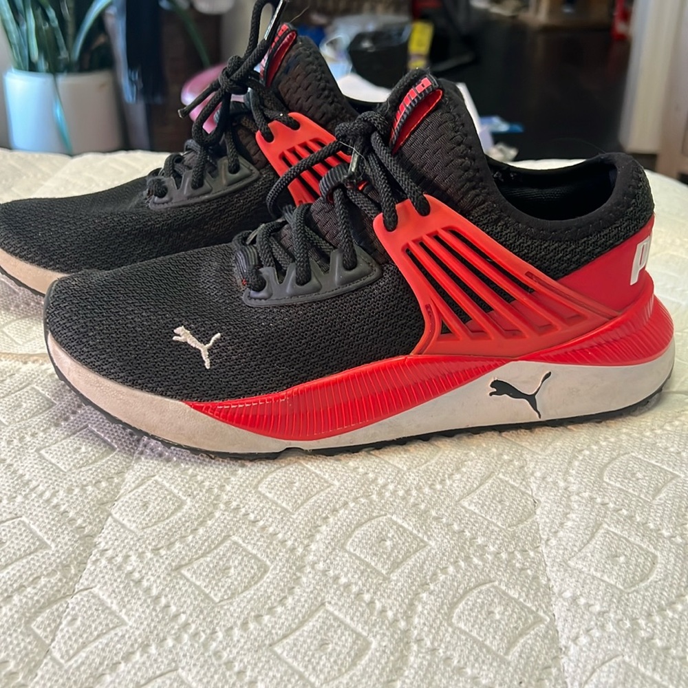 PUMA Boys sports shoes size 4 like new Black and Red